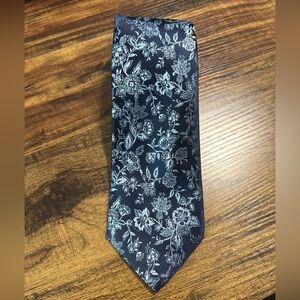 Stafford navy blue floral necktie